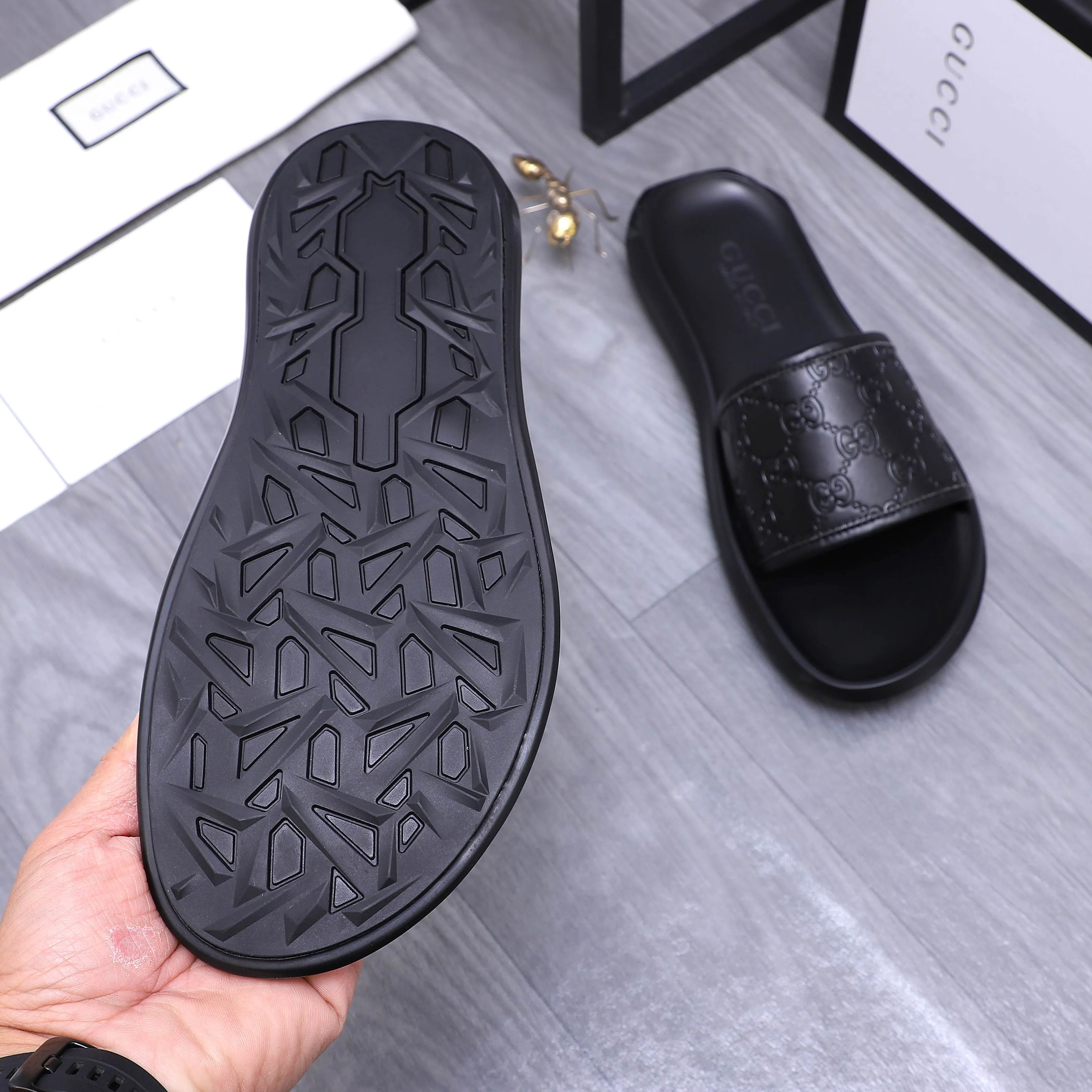 Men's shoes 💰280 Product trademark: GUCCI "Gucci" slippers Regular size: 38-44 (45.46 custom-made, non-returnable) Product materials: Selected embossed cowhide upper, instep imitation leather lining, original outsole